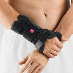 Mann trägt Manumed T am Handgelenk.